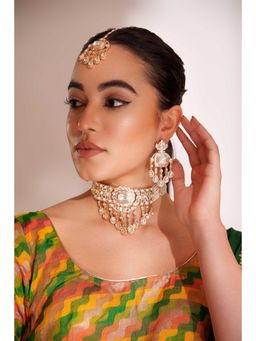 Zevar By Geeta - Gold Ihita Kundan Necklace and Pair Of Earrings with Maang Tikka