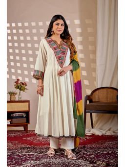 FAST FASHIONS - Women White Silk Blend Embroidered Kurta with Pant and Dupatta
