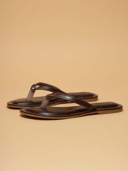 ERIDANI - Women Liv Brown Textured Toe Post Flats