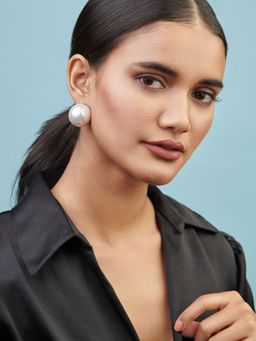 Curio Cottage - The Pearl Story - 30 mm White Shell Pearl Statement Studs