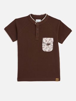 Blue Giraffe - Boys Brown Solid Mandarin Neck Regular Fit Contrast Pocket T-shirt