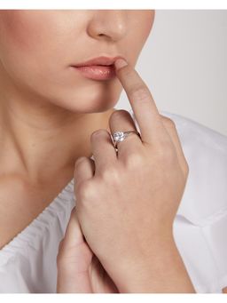 Mon Tresor - White Slant Solitaire Band