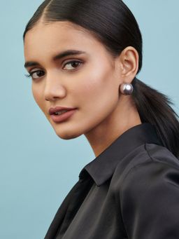 Curio Cottage - The Pearl Story - 20 mm Deep Grey Shell Pearl Studs