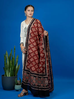 Ushvii - Kapas Red Ajrakh Dupatta