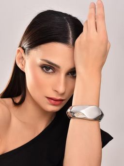 REENISAA - Cushion Shaped Silver Bangle