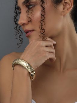 REENISAA - Uneven Textured Gold Bangle