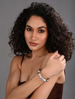 REENISAA - Silver Sculpt Curve Open Bangle
