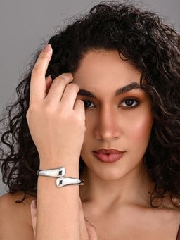 REENISAA - Silver Fluid Crest Open Bangle