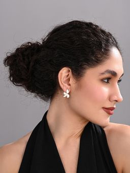 REENISAA - Classic White Petal Stud Earrings