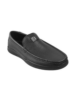 Mochi - Men Black Solid Loafers