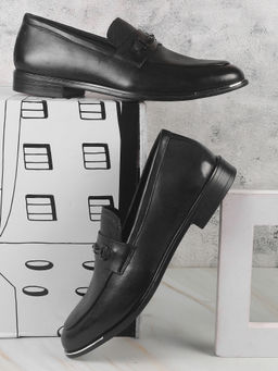 Metro - Men Black Textured Loafers