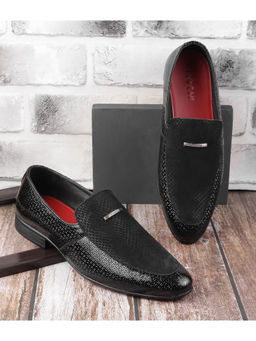 Mochi - Men Black Textured Loafers