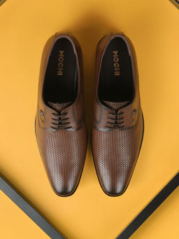 Mochi - Men Brown Textured Derbies