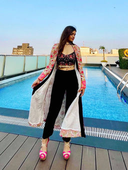 RAISHAA - Gulaab White Cape
