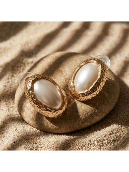 TRIBAL ZONE - Gold Hammered Frame Pearl Stud Earrings