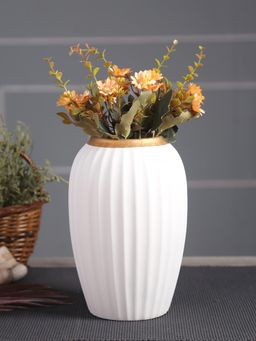 Tayhaa - Ribbed Ceramic Vase