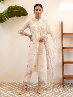 VredeVogel - Off White Embroidered Zari Kurta with Pant and Dupatta