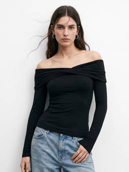 Outzidr - Black Twisted Off-Shoulder Fitted Top