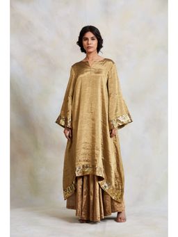 PRIYANKA RAAJIV - Zinia Gold Silk Flowy Kurta And Pajama (Set of 2)