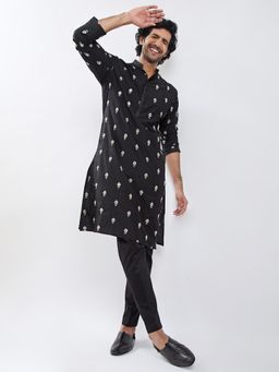 Vastramay - Men Black Embroidered Kurta with Pant
