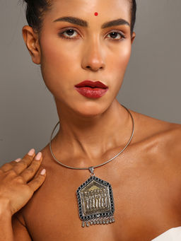 VENI - Gold-Plated Artificial Stones Studded Hasli Necklace