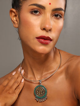 VENI - Gold-Plated Artificial Stones Studded Hasli Necklace