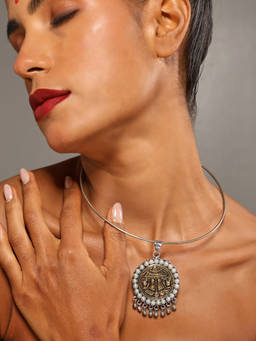 VENI - Gold-Plated Artificial Stones Studded Hasli Necklace