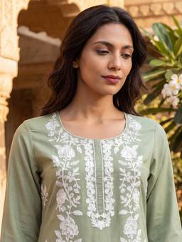 Vaamsi - Green Embroidered Round Neck Kurta