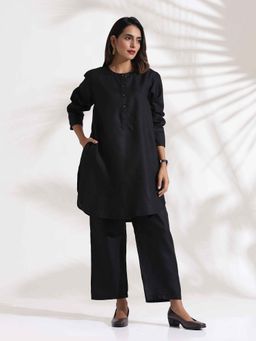 trueBrowns - Black Solid Slub Kurta with Pant (Set of 2)