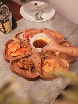 IREKA HOMES - FloraFeast Chip and Dip Platter