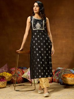 Janasya - Women's Black Chanderi Silk Yoke Floral Embroidered Straight Kurta