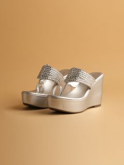 ERIDANI - Amarii Embellished Kolhapuri Silver Wedge Heels