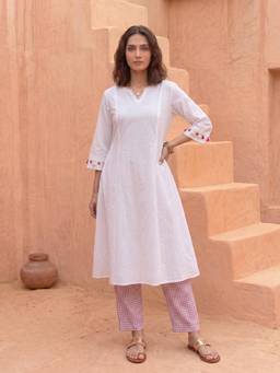 Ambraee - Women White Solid Tassels Kurta with Pant