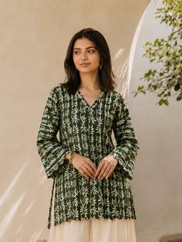 KAFTANIZE - Women Green Floral Printed Short Kurti