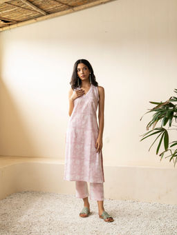 Akiso - Blush Pink Floral Print Sleeveless Kurta