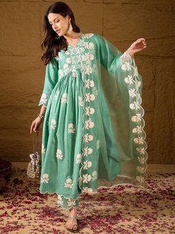 Vaamsi - Green Silk Blend Solid Embroidered Kurta Pant With Dupatta
