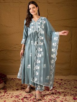 Vaamsi - Grey Silk Blend Embroidered Kurta Pant With Dupatta