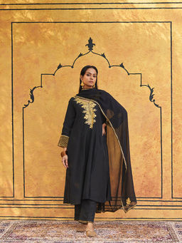 WeaverStory - Black Pure Silk Tilla Hand Embroidered Kurta With Pants And Dupatta (Set of 3)