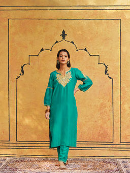 WeaverStory - Green Pure Silk Tilla Hand Embroidered Kurta With Pants And Dupatta (Set of 3)