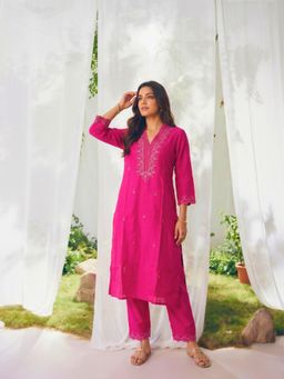 Rangita - Women Fuchsia Rayon Embroidered Straight Kurta With Pant