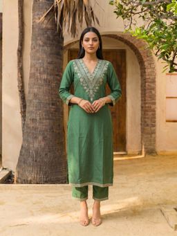 Rangita - Women Green Rayon Embroidered Straight Kurta With Pant