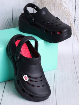 TRASE - Black Round Toe Clogs