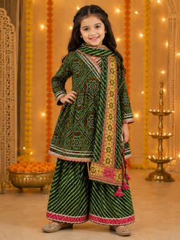 VASTRARTH - Green Cotton Three Fourth Sleeves Kurta And Palazzo & Dupatta