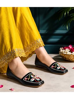 FREEPLAY - Girls Black Embroidered Ethnic Juttis