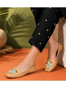 FREEPLAY - Girls Beige Embroidered Ethnic Juttis