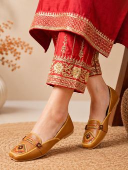 FREEPLAY - Girls Tan Ethnic Mojari Juttis