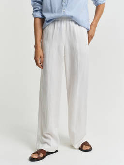 GANT - Women Off White Solid Relaxed Fit Flat Front Trouser