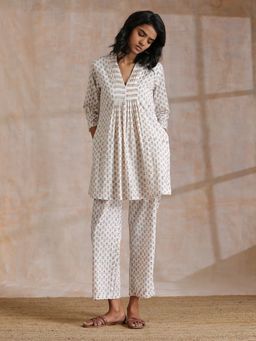 trueBrowns - White with Small Floral Booti Print Cotton Pleated Kurta Pant (Set of 2)