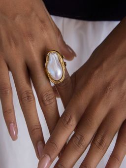 AQUASTREET - White 18K Gold Plated Baroque Oval Pearl Ring (7)