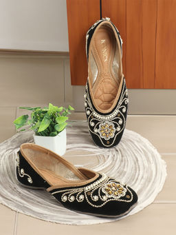 Iconics - Womens Black Color Comfortable Ethnic Embellished Juttis